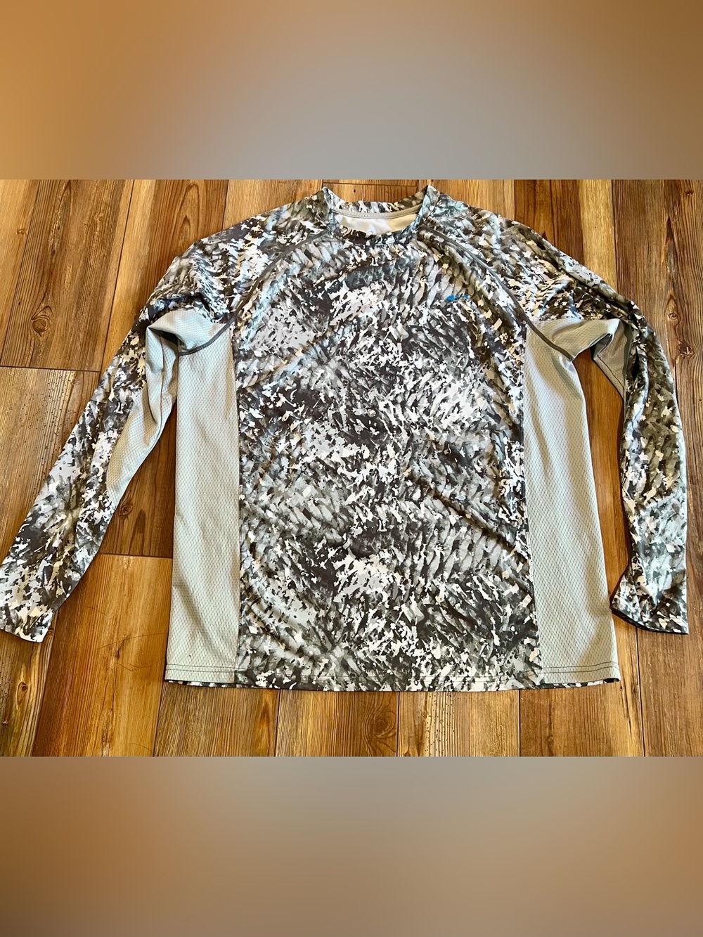 Men's SILVER BAIT Long Sleeve Gray Camo Swim Rash Guard, size XL.